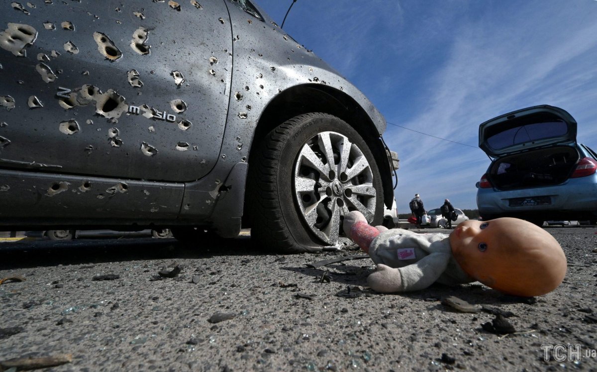 Расстрелянные машины в Украине с надписью дети