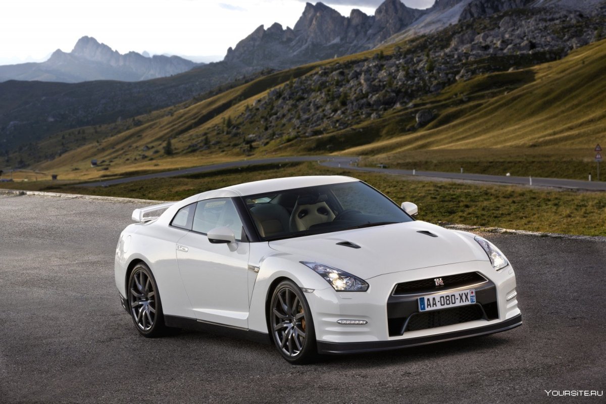 Машина Nissan GTR r35
