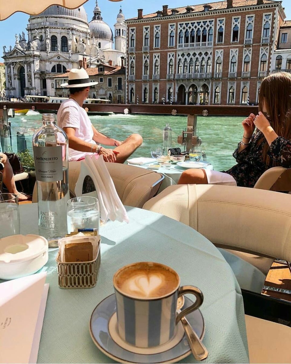 Девушки в кафе в Италии