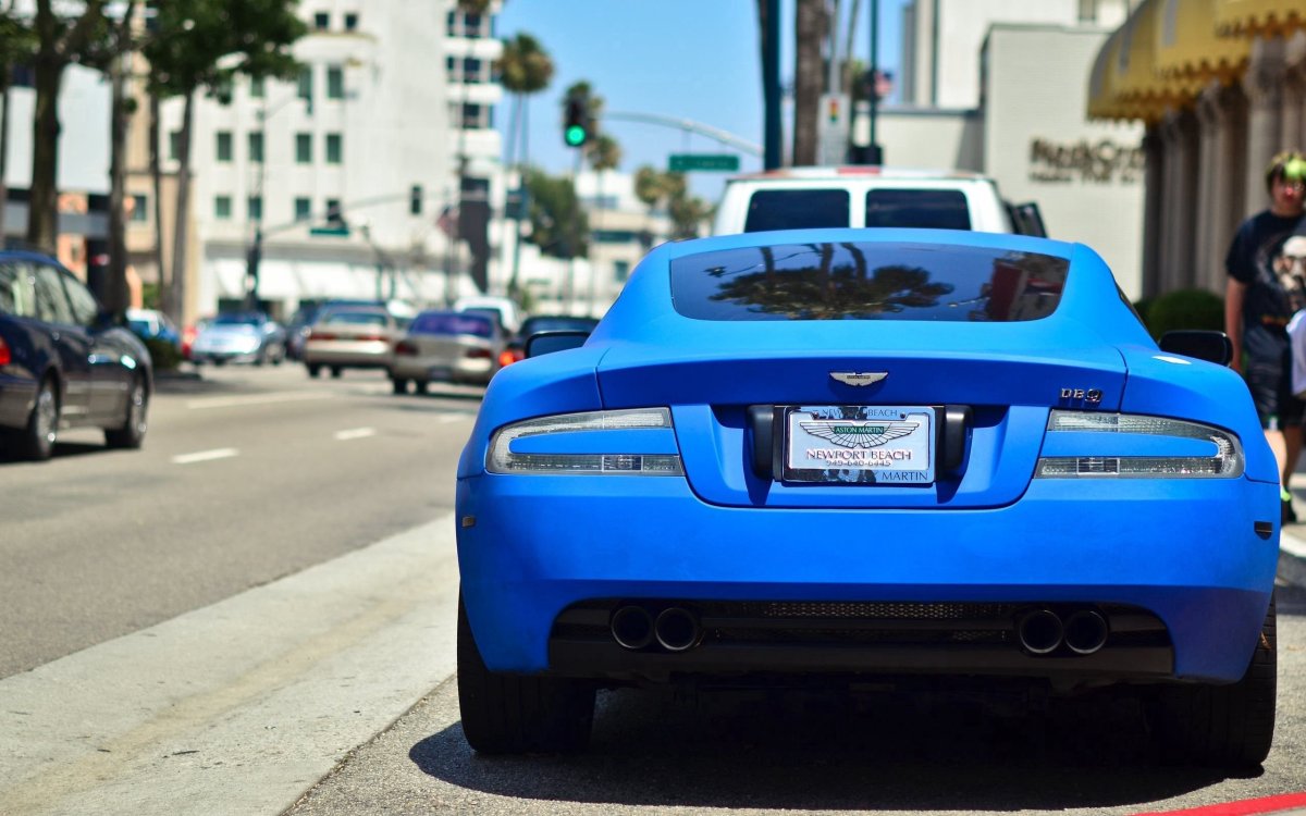 Aston Martin db9 голубой