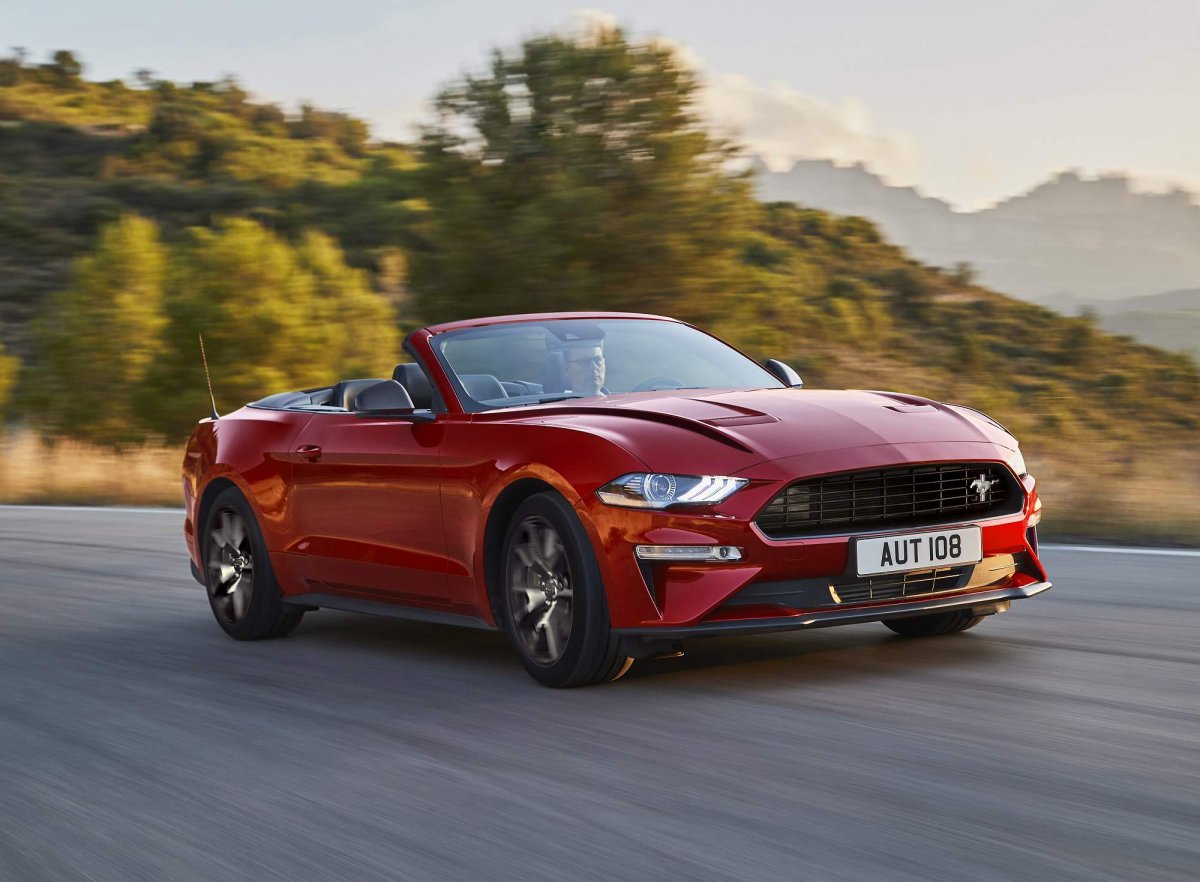 Ford Mustang 2018 красный кабриолет