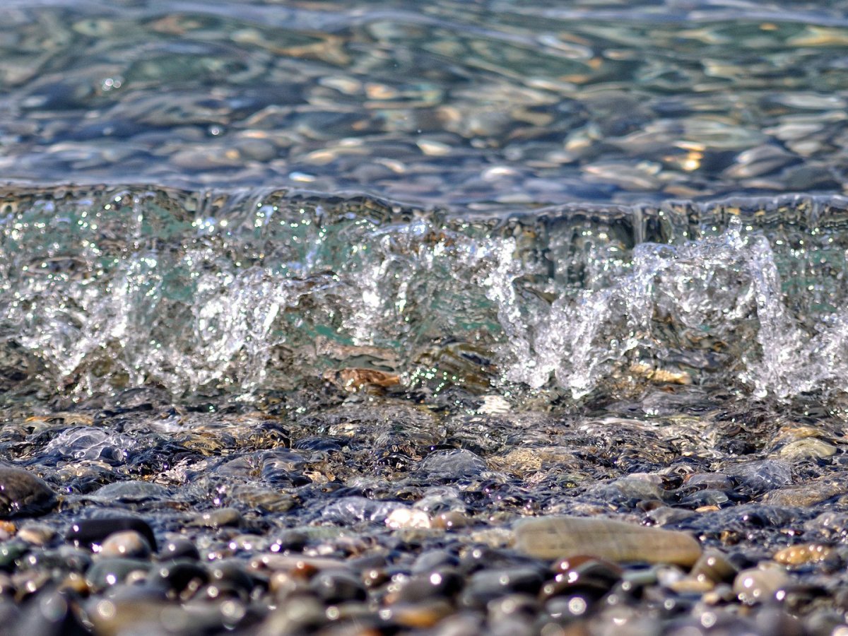 Черное море вода в мае. Чистая морская вода Сочи. Вода в черном море Сочи. Пляж галька Сочи. Лазаревское волны.