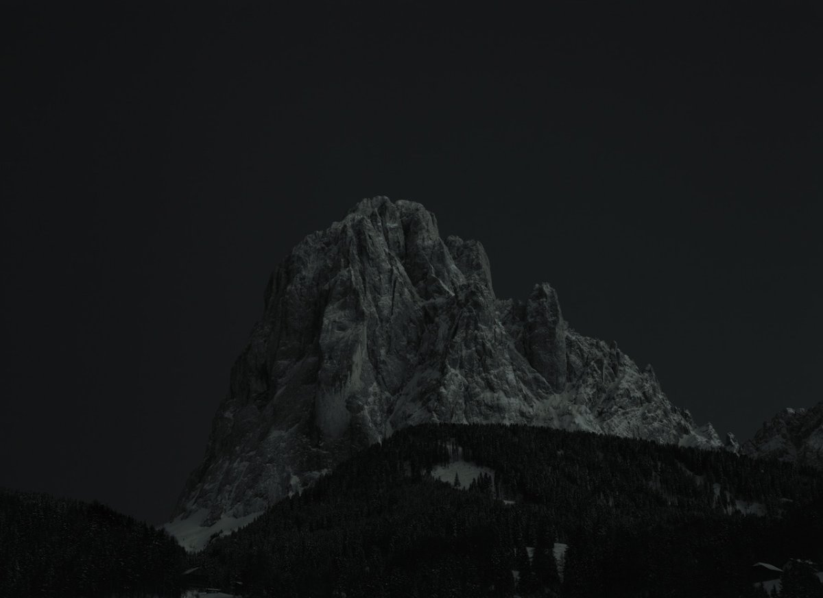 Мрачный фон горы