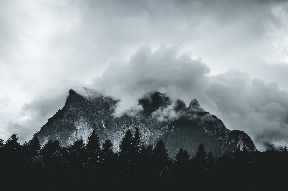 Черные горы в тумане