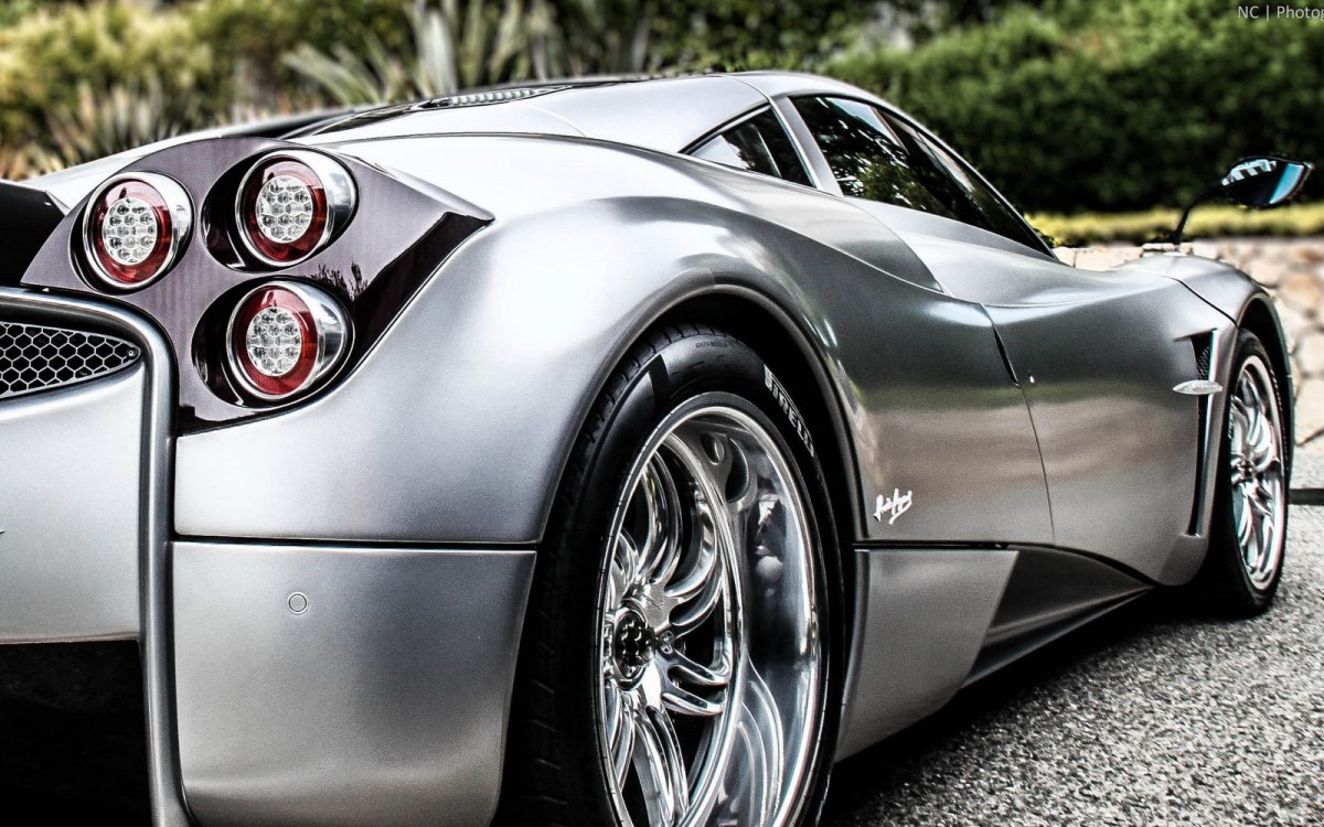 Спорткар Pagani Huayra