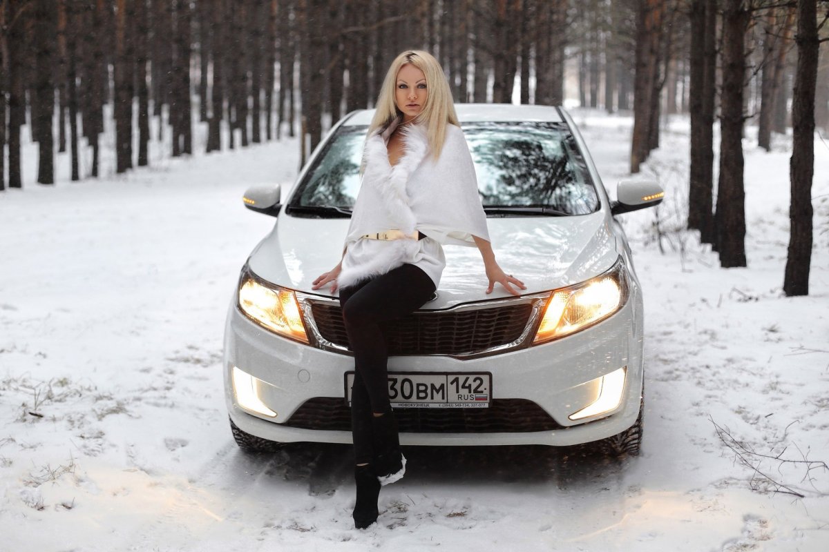 Девушка возле машины зимой