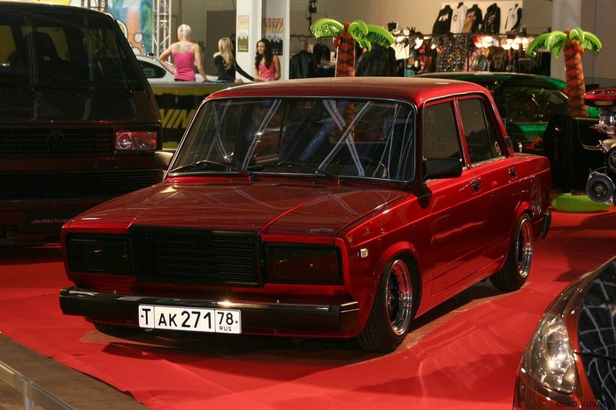 Тюнингованный красный ВАЗ 2107