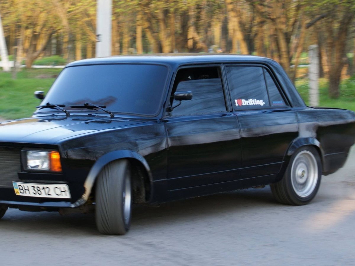 Черный ВАЗ 2107 спорт