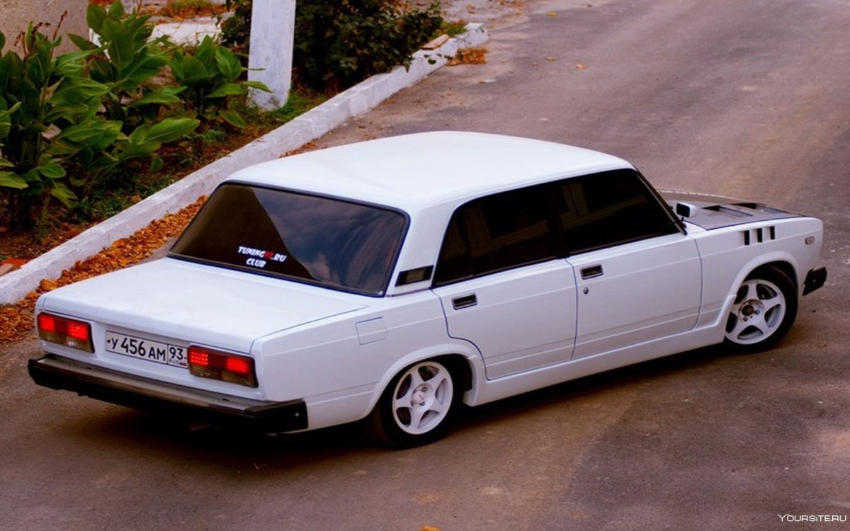 Тюнингованный ВАЗ 2105 белый