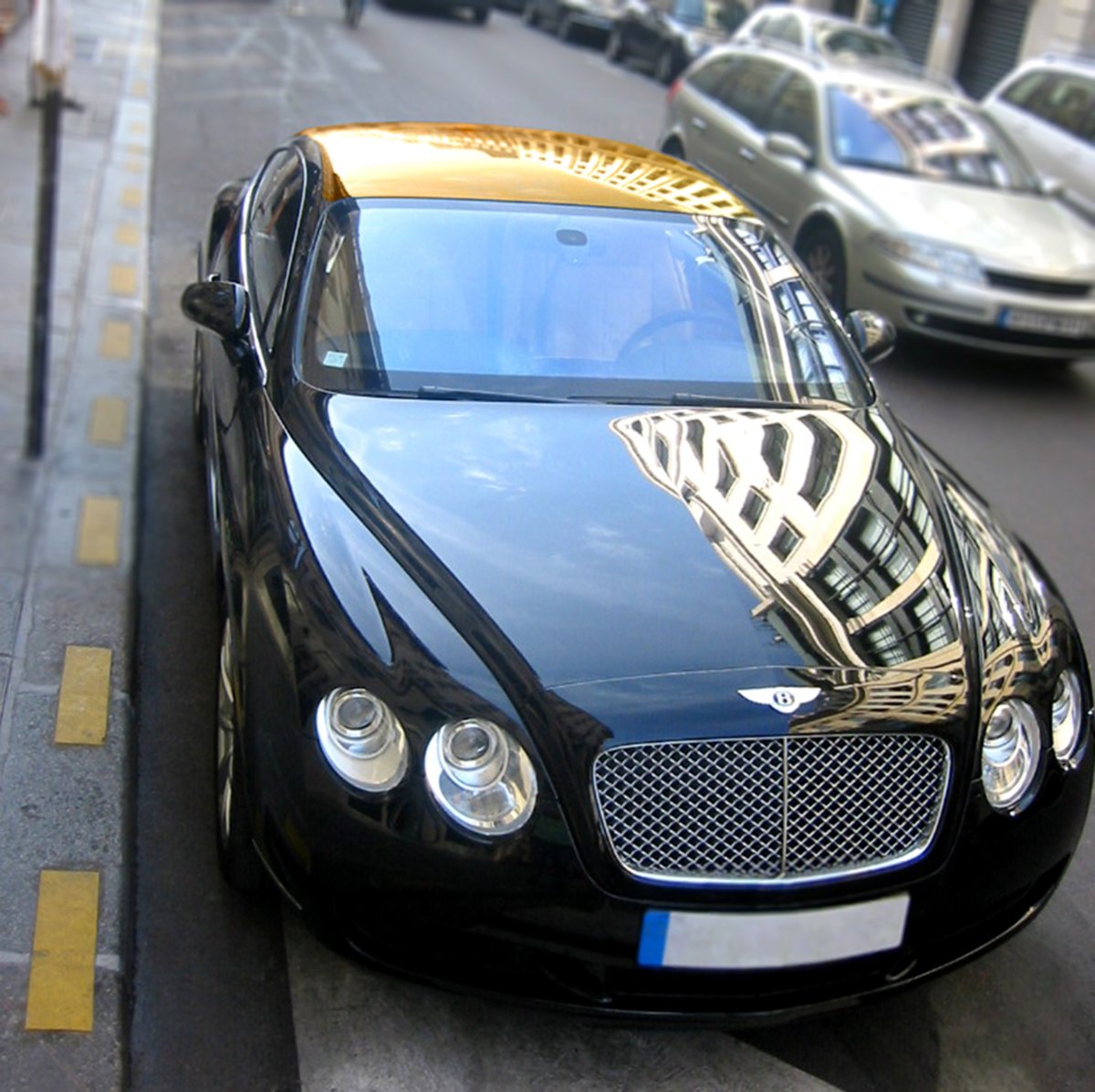 Черная машина с золотой крышей
