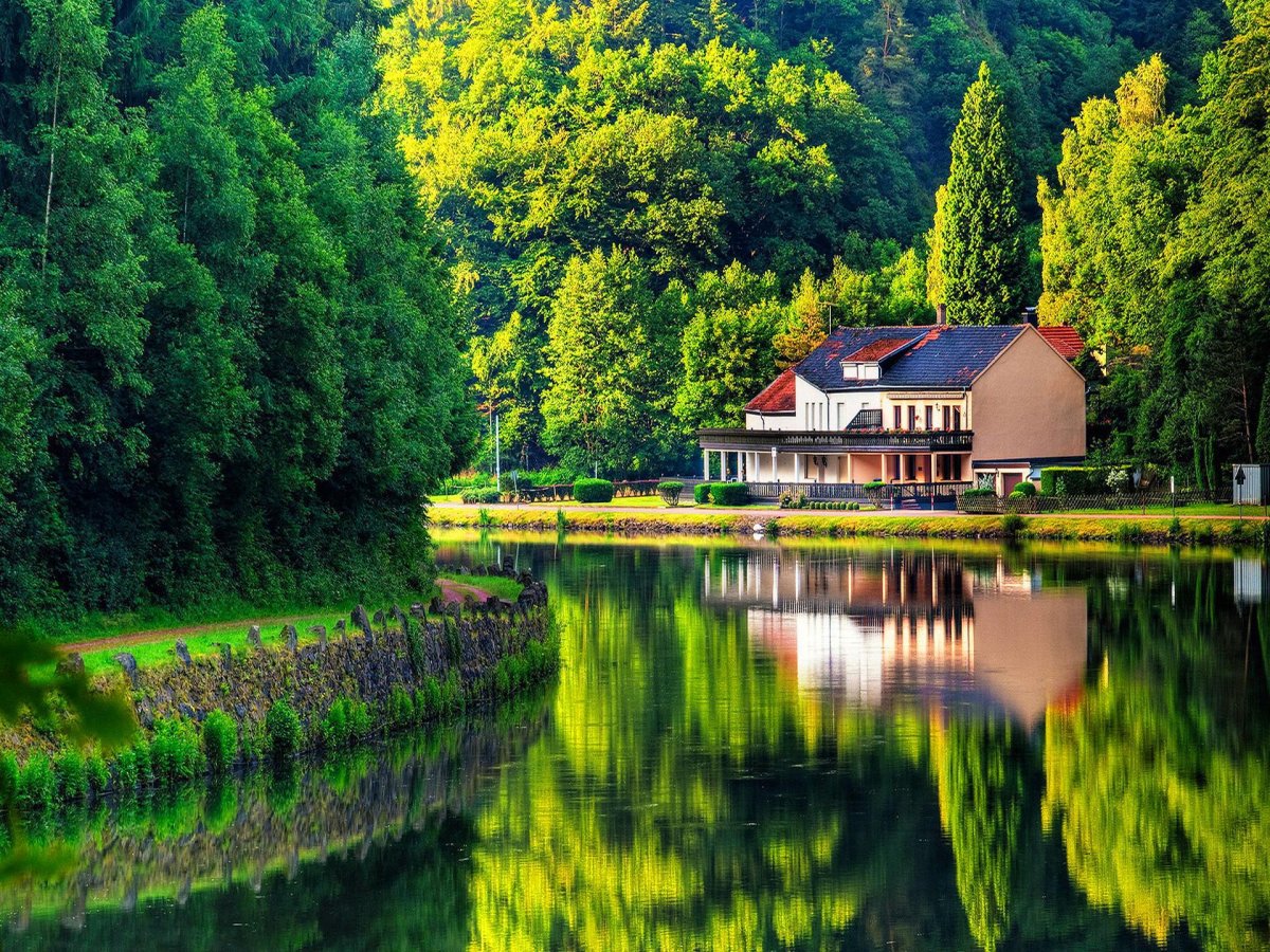 Красивые дома у озера. Дом у озера штат Монтана. Домик у реки в Йёльстере. Норвегия. Дом у реки (River Cottage). Красивый домик в лесу.