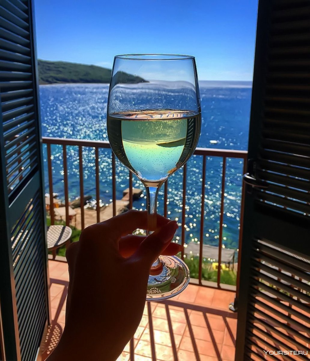 Бокал вина на балконе