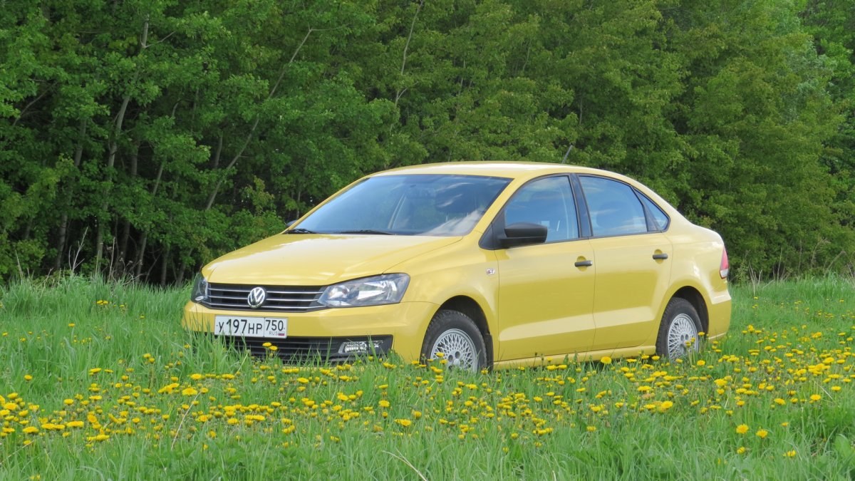 VW Polo sedan желтый
