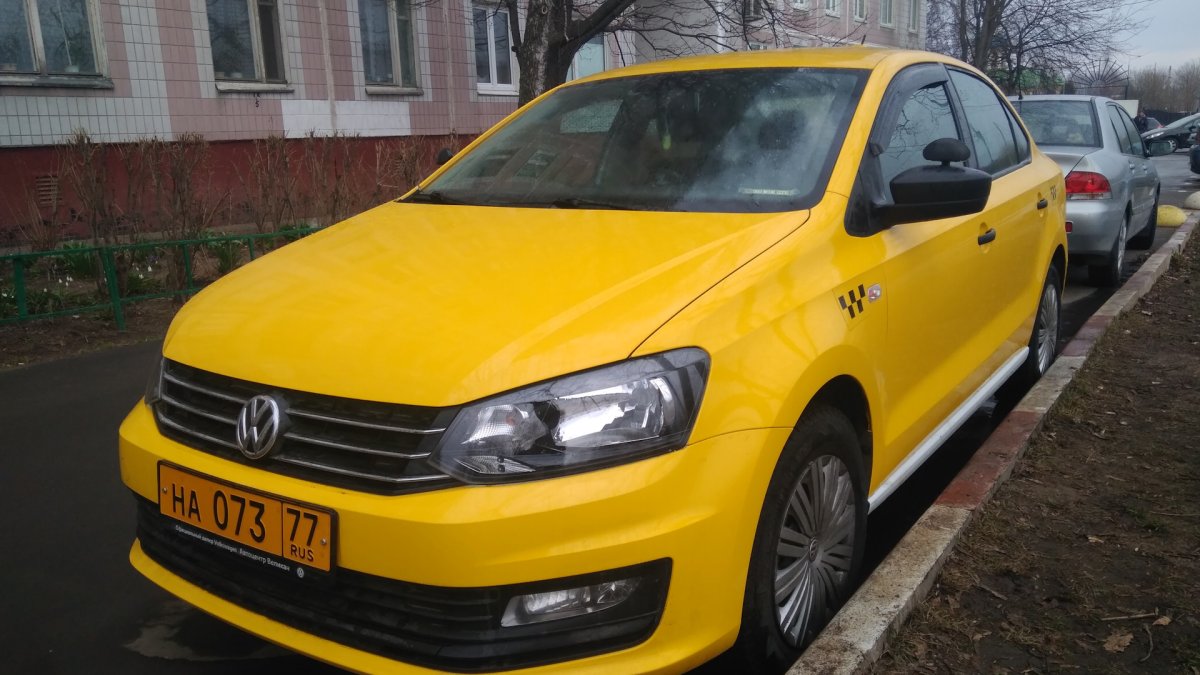 VW Polo sedan желтый