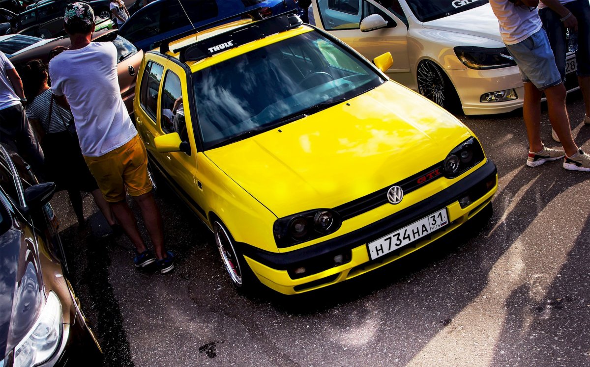 Volkswagen Golf 3 желтый