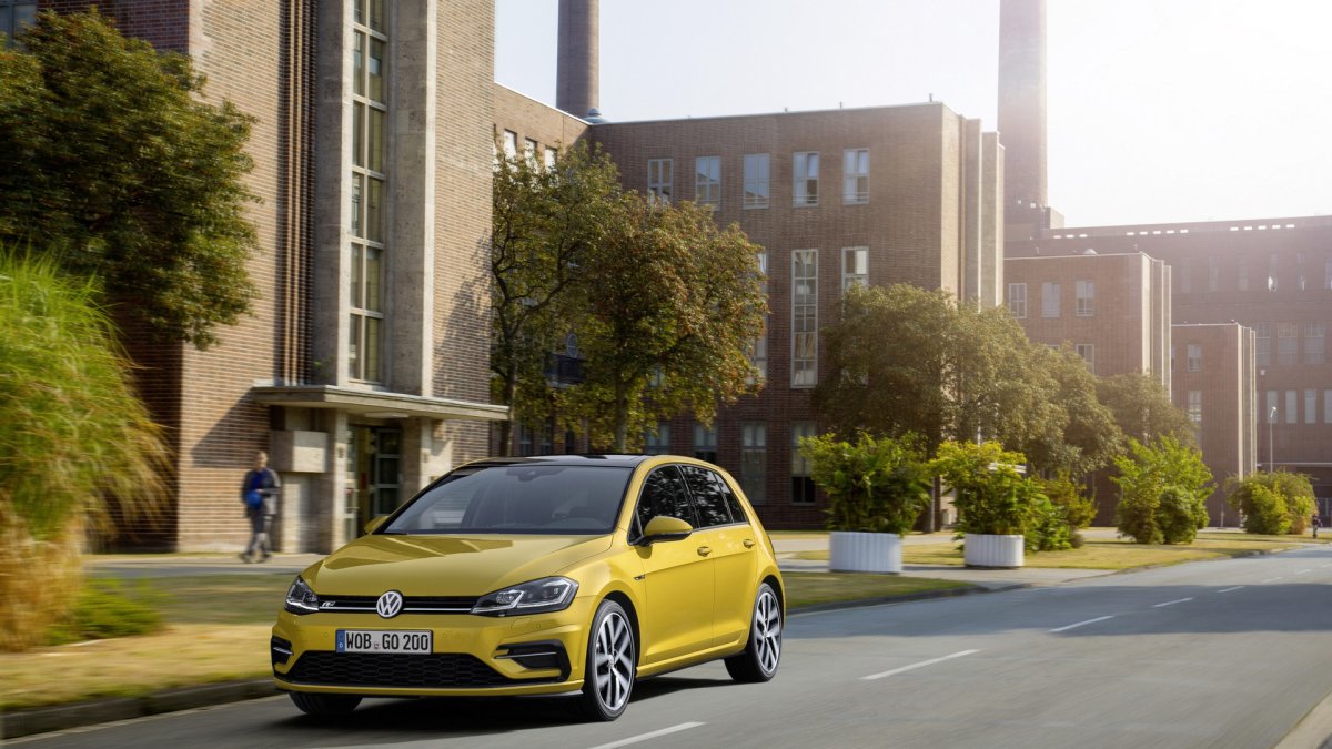 Volkswagen Golf 5 желтый