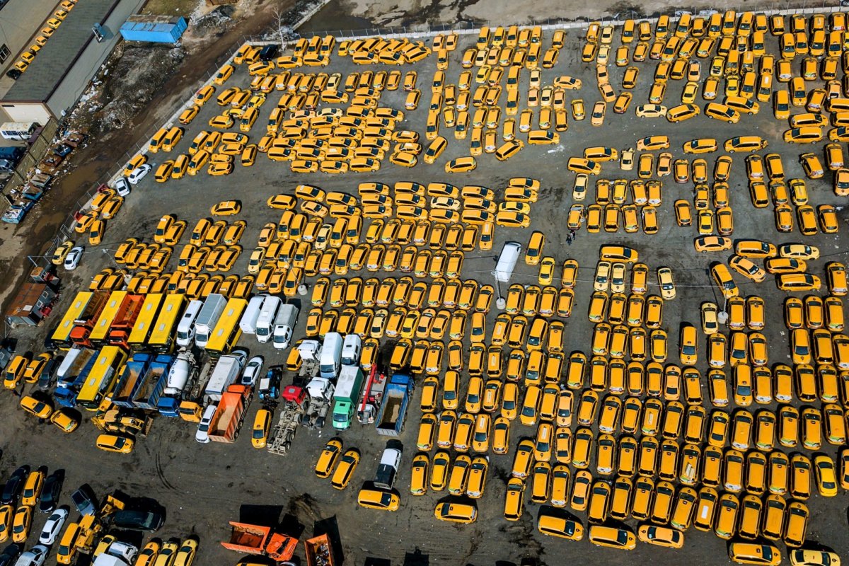 Много желтых автомобилей