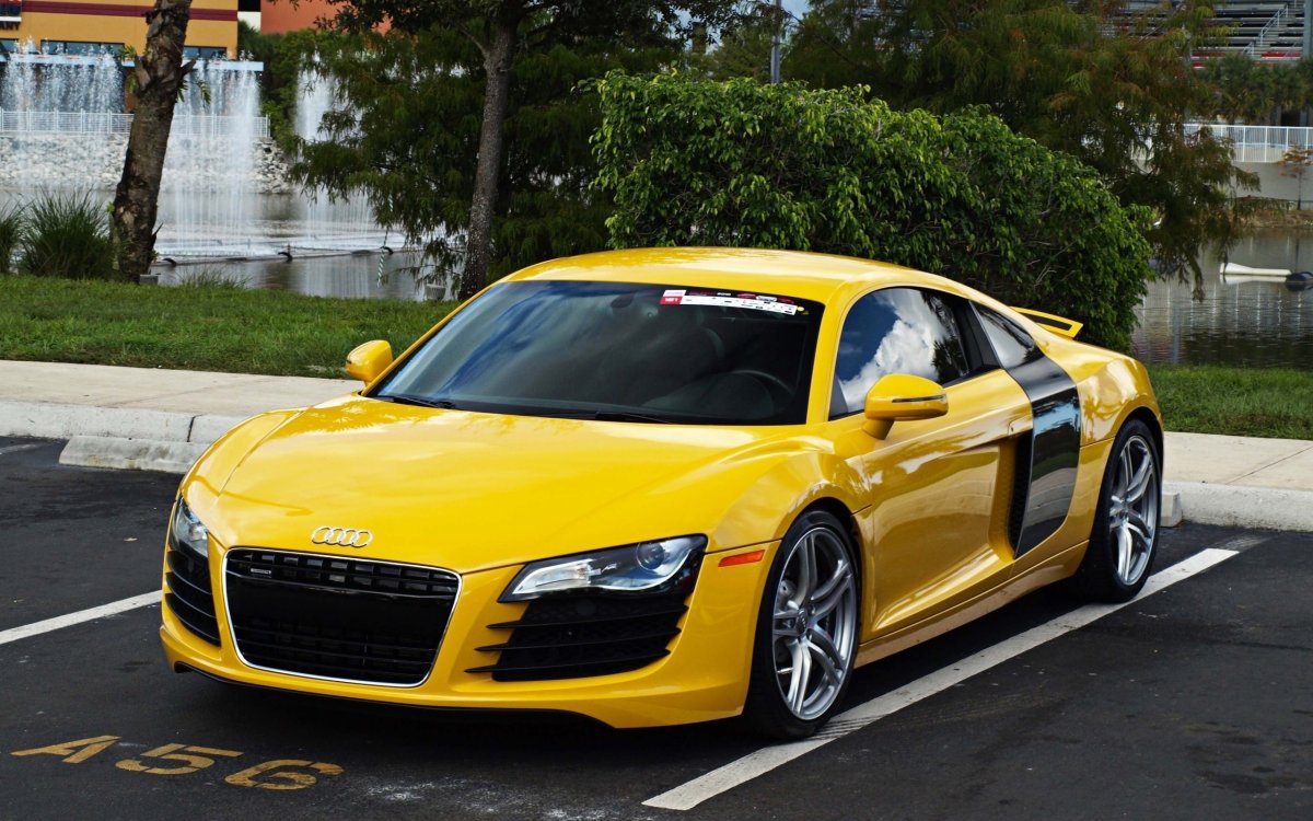 Audi r8 желтая