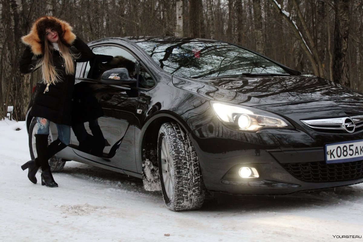 Девушка в автомобиле зимой