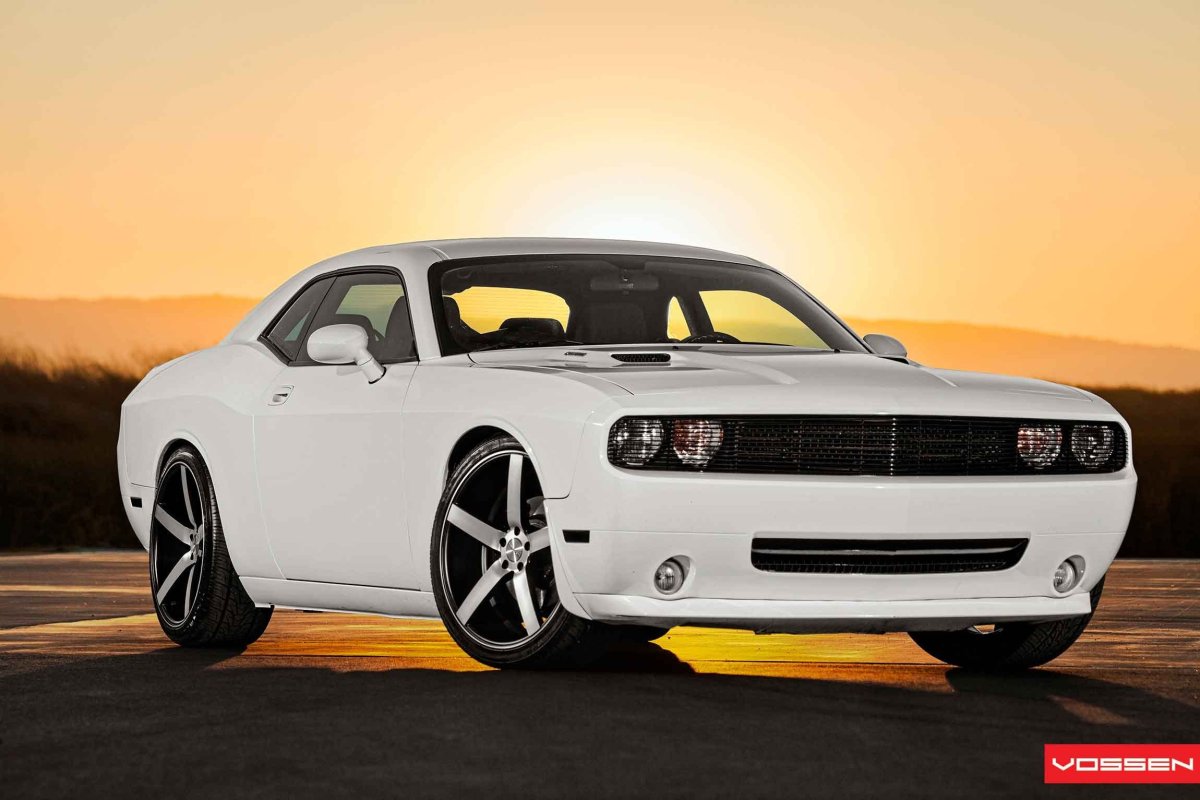 Dodge Challenger белый