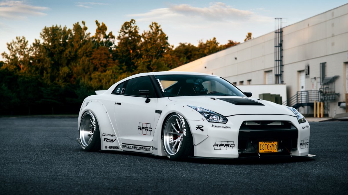 Nissan GTR r35 Liberty walk белый