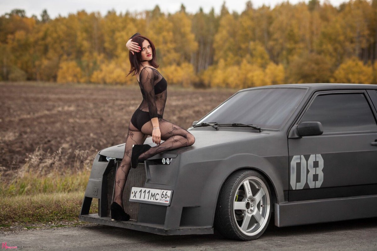 2108 И девушка