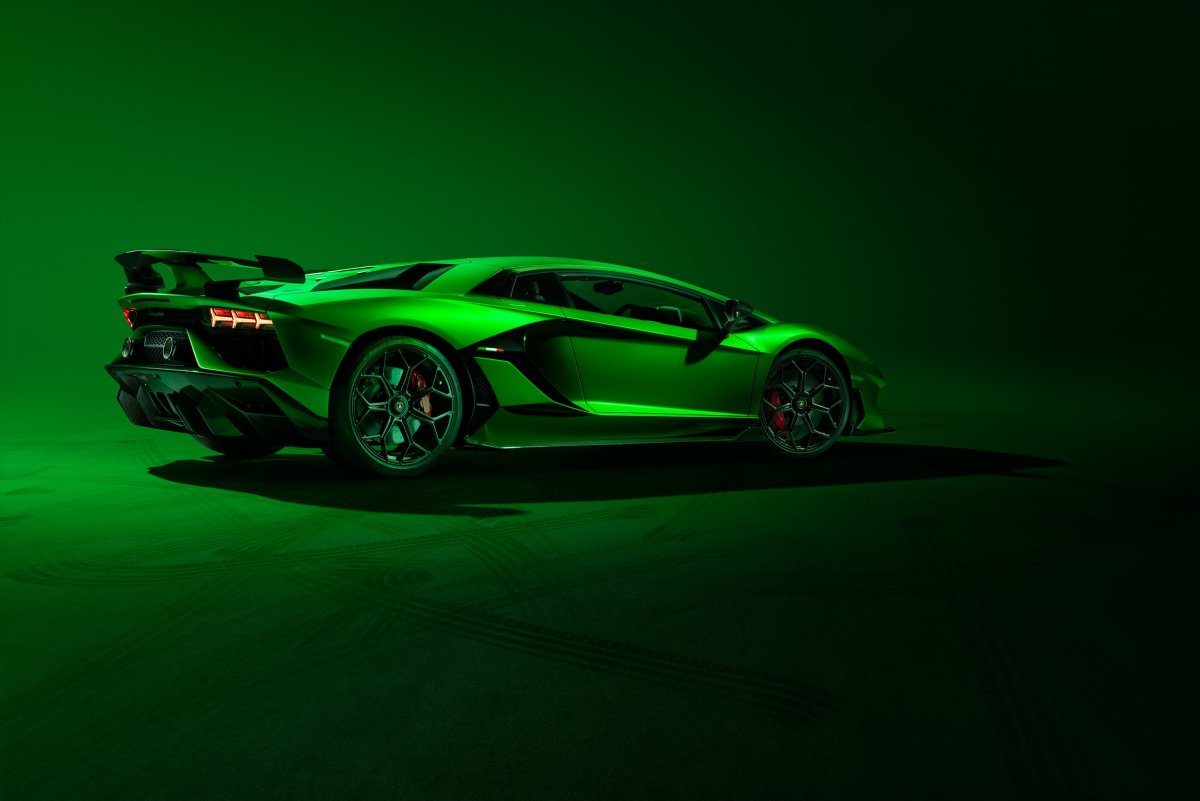 Lamborghini Aventador SVJ зеленый