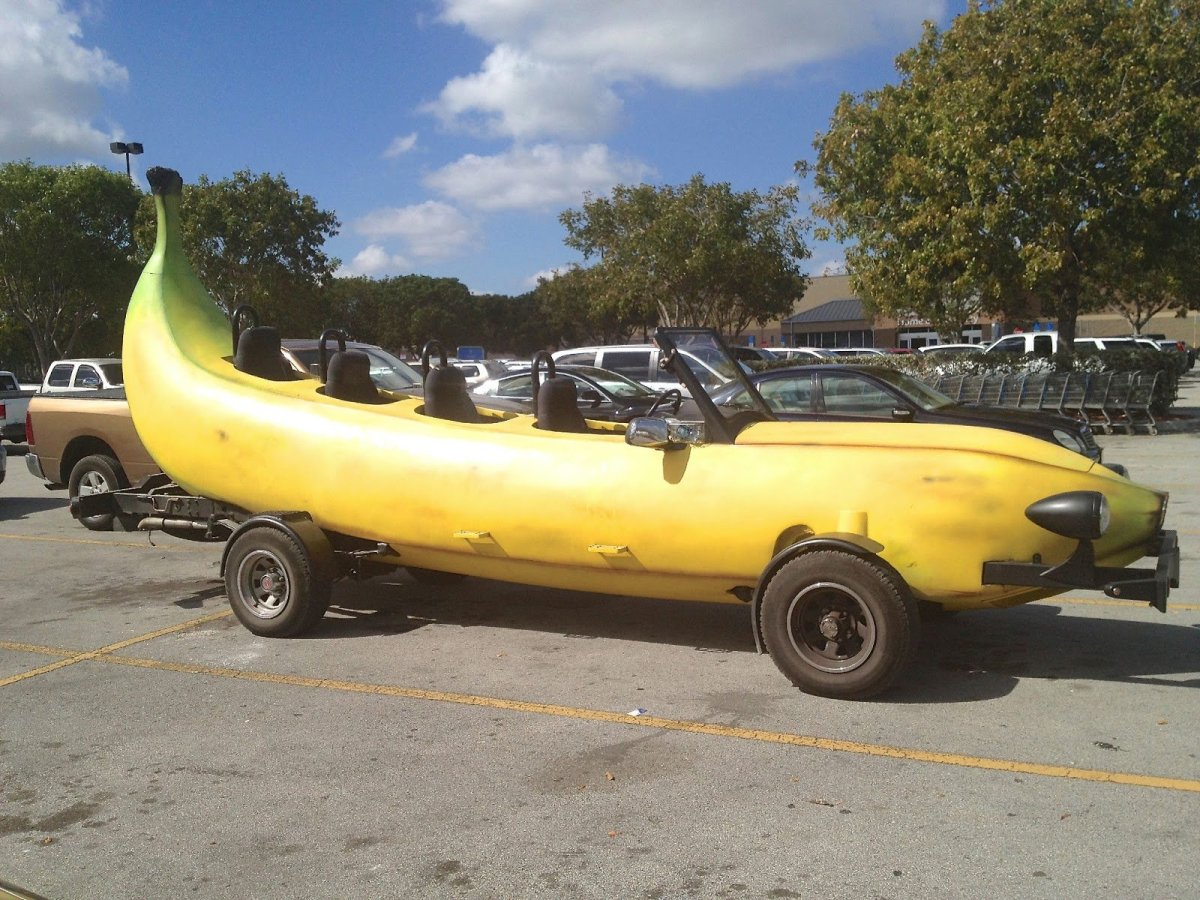 Машина в виде банана