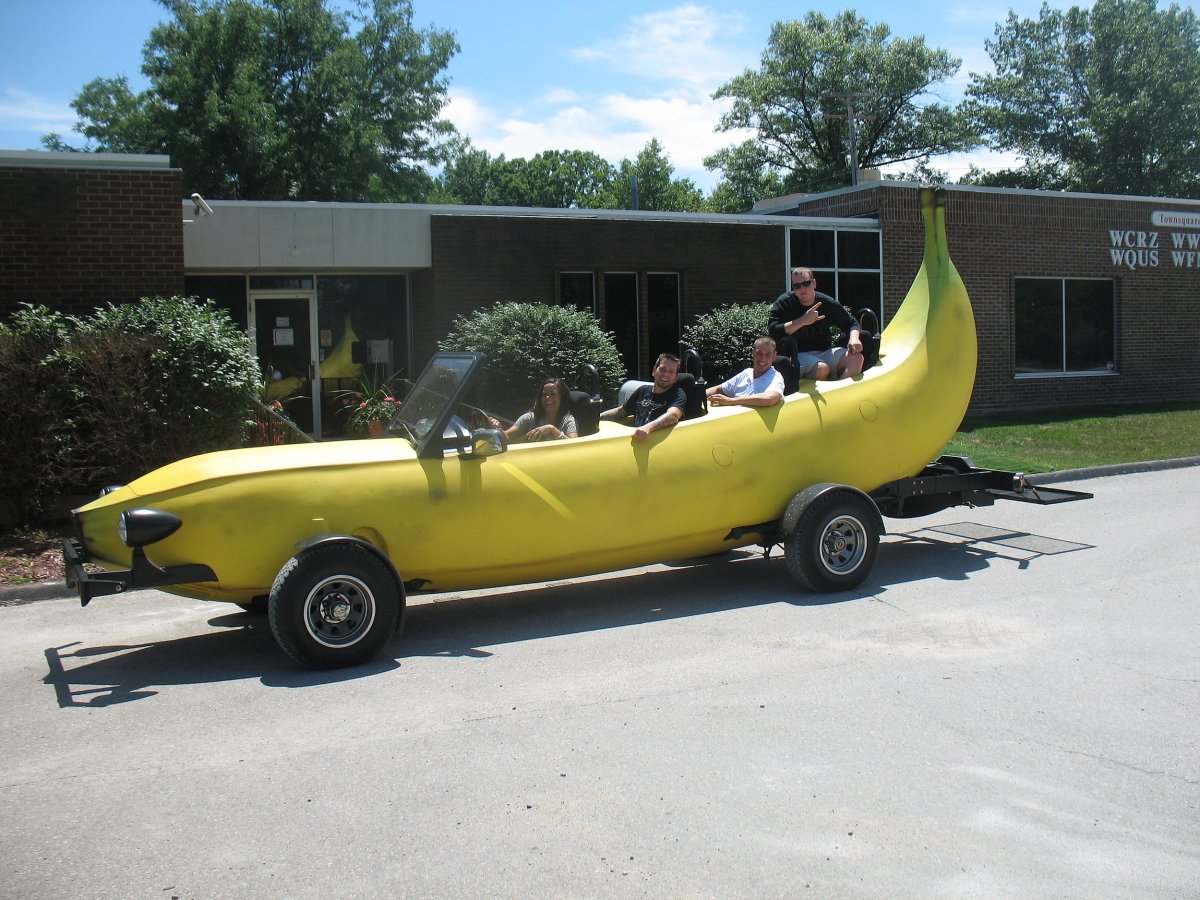 Смешная машина банан