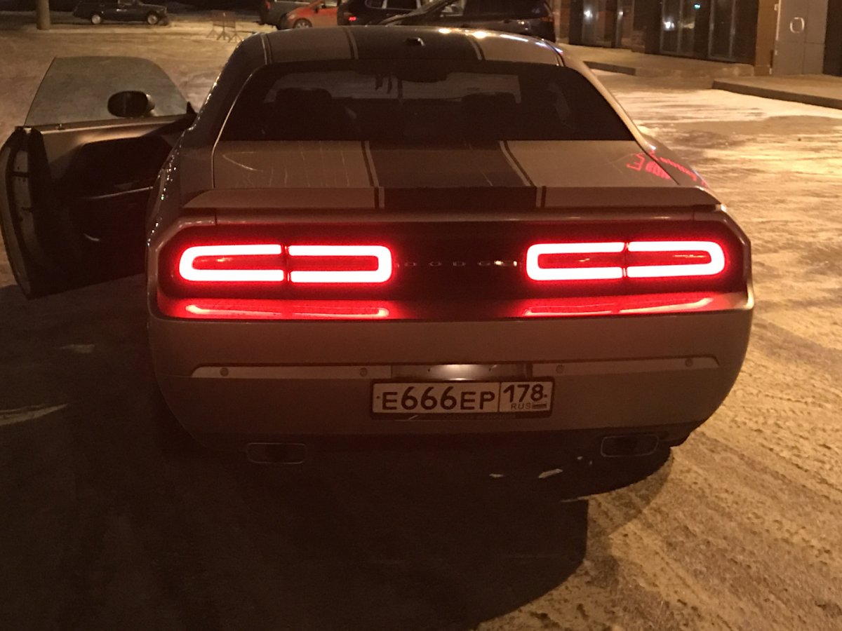 Dodge Challenger сзади
