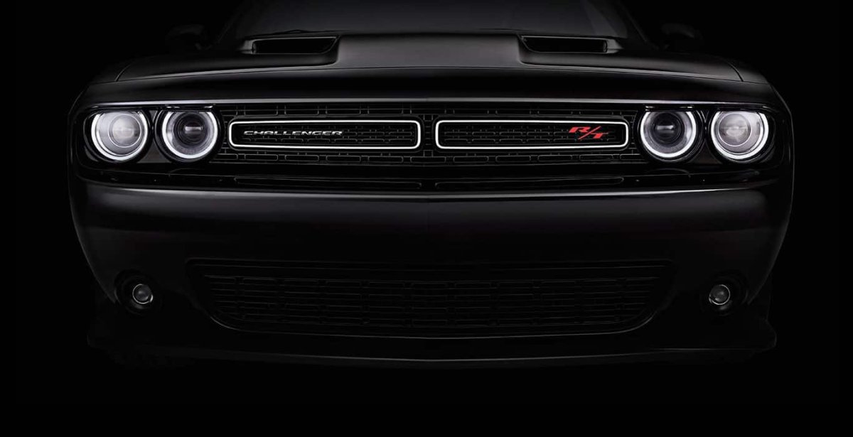 Dodge Challenger спереди черный