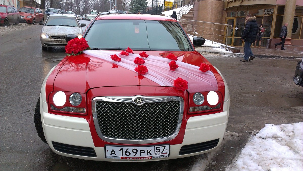 Красный свадебный автомобиль