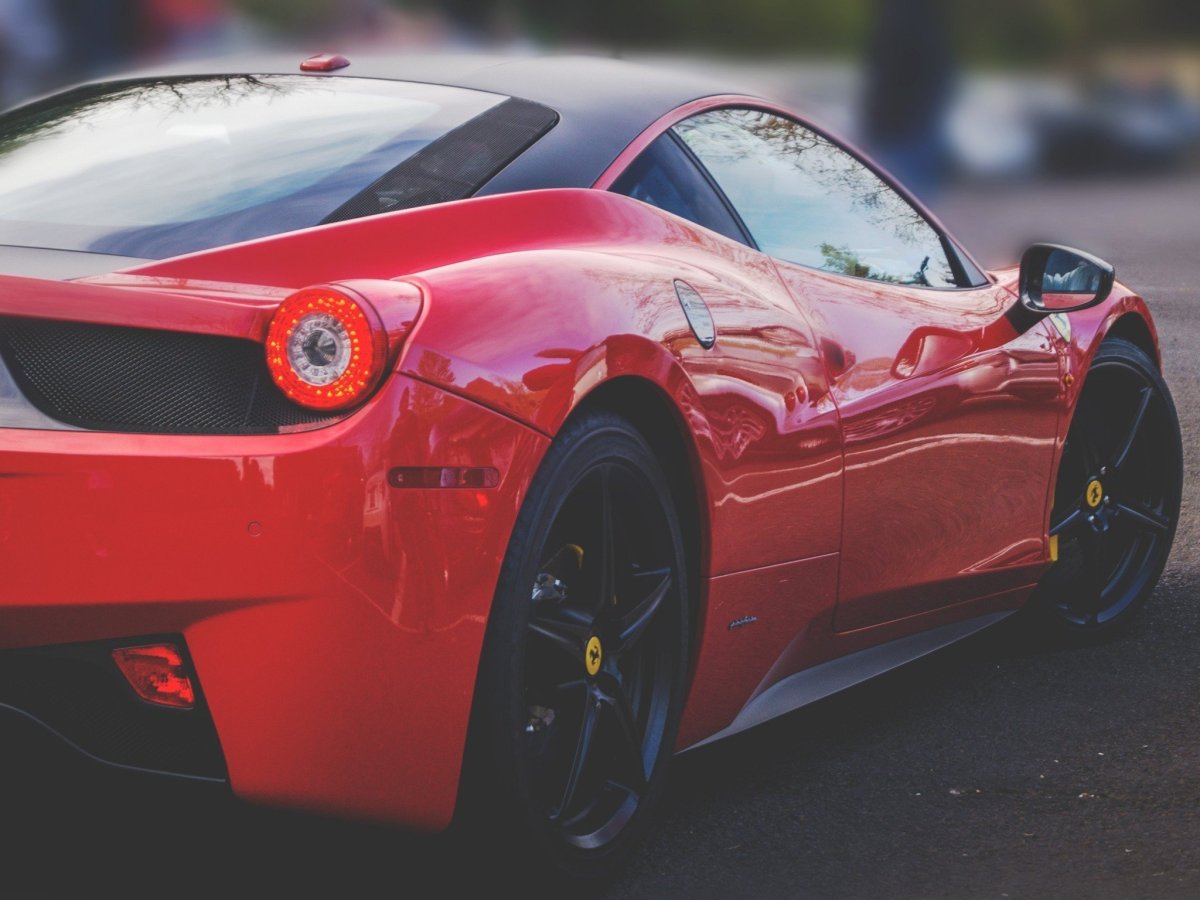 Красная Феррари 458