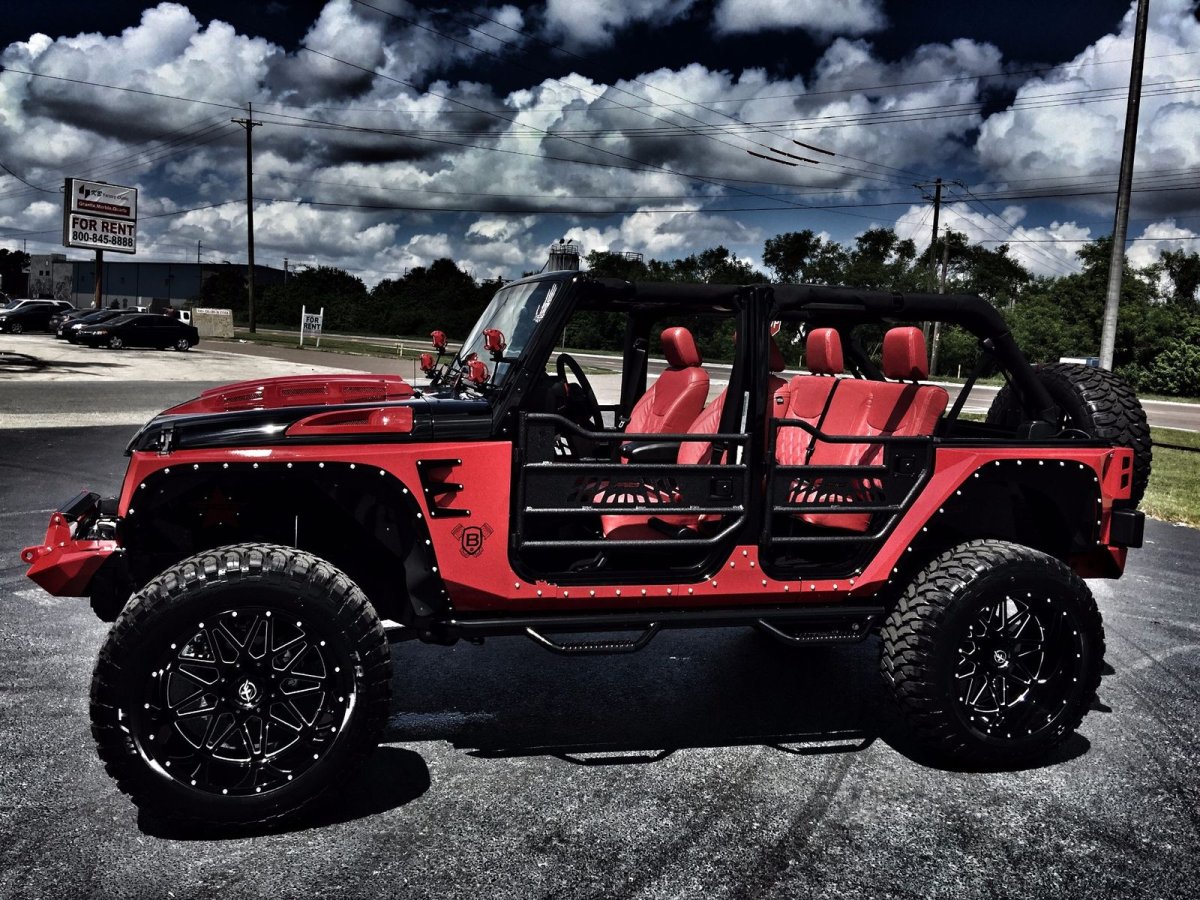 Красный Jeep Wrangler Rubicon 2017