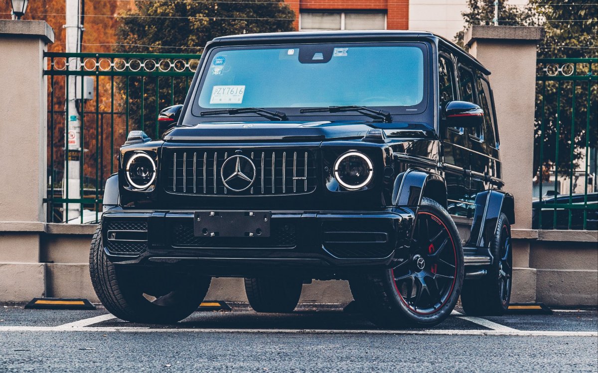 Black Mercedes SUV