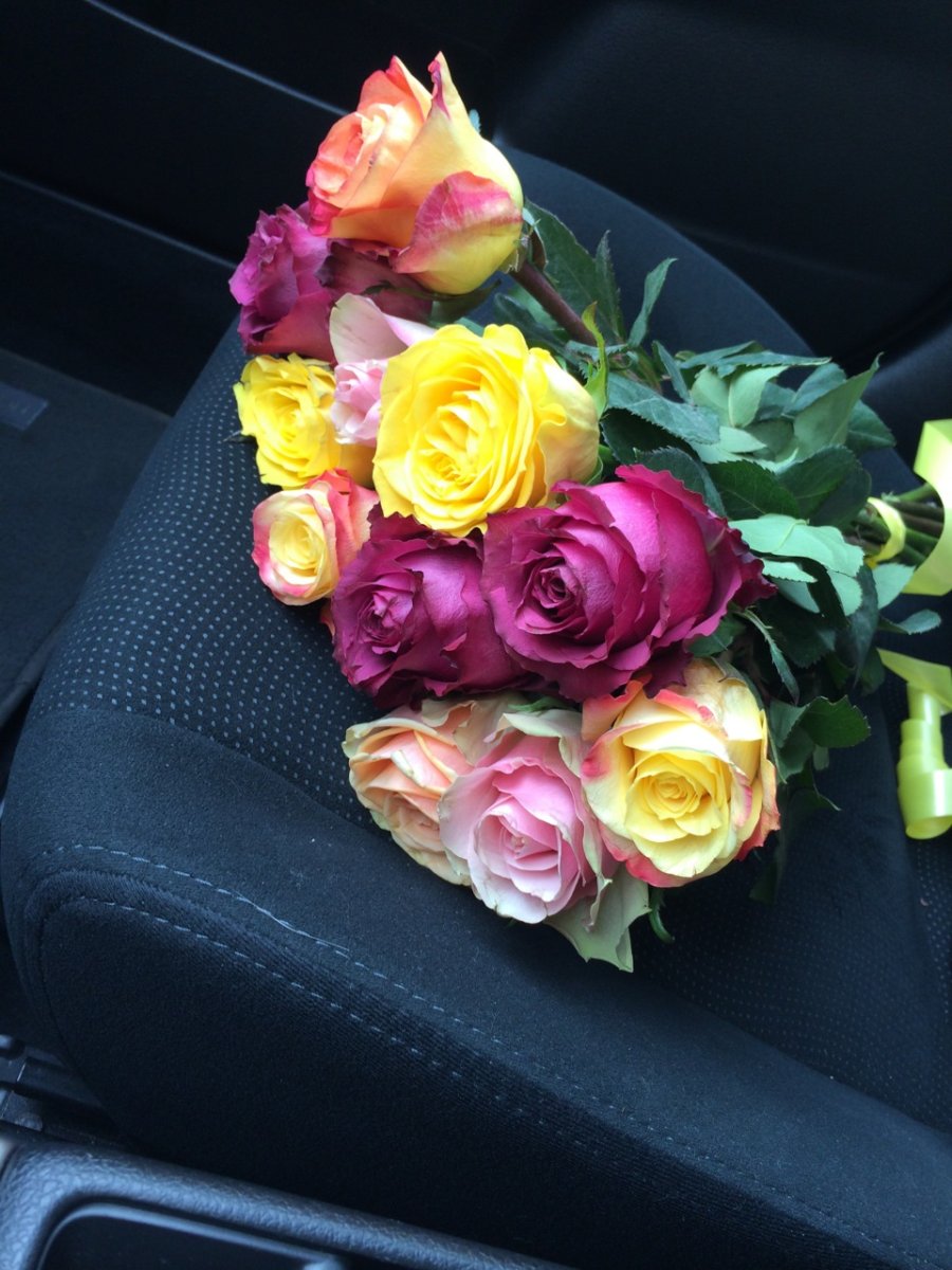 Букет цветов в машине