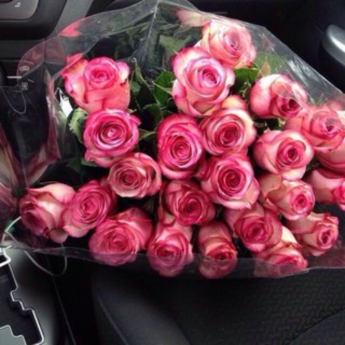 Букет цветов в машине Мазда