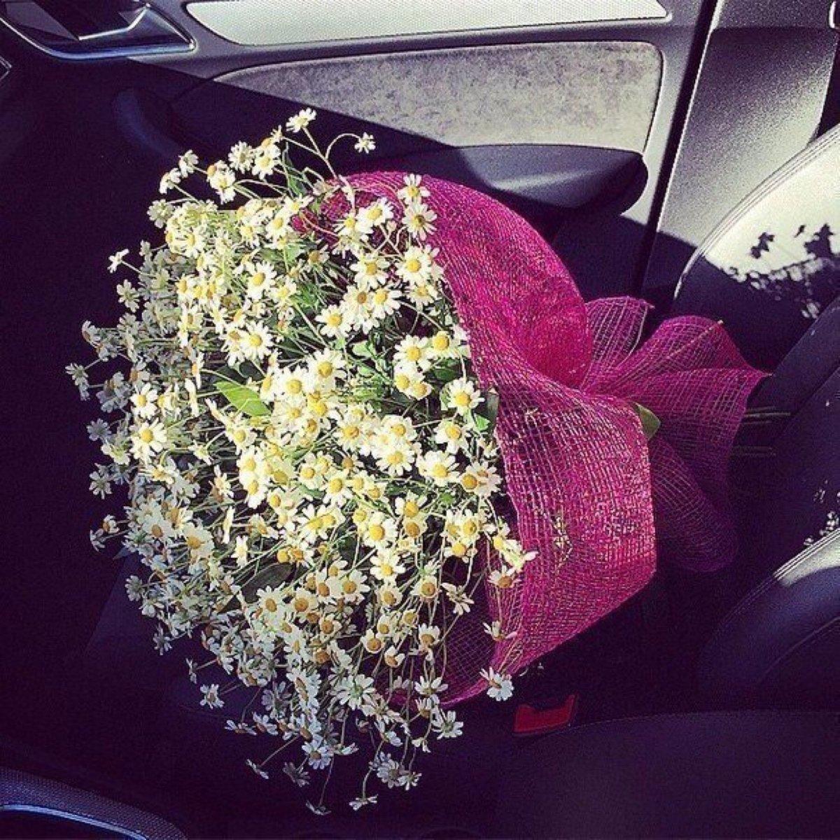Букет цветов в автомобиле