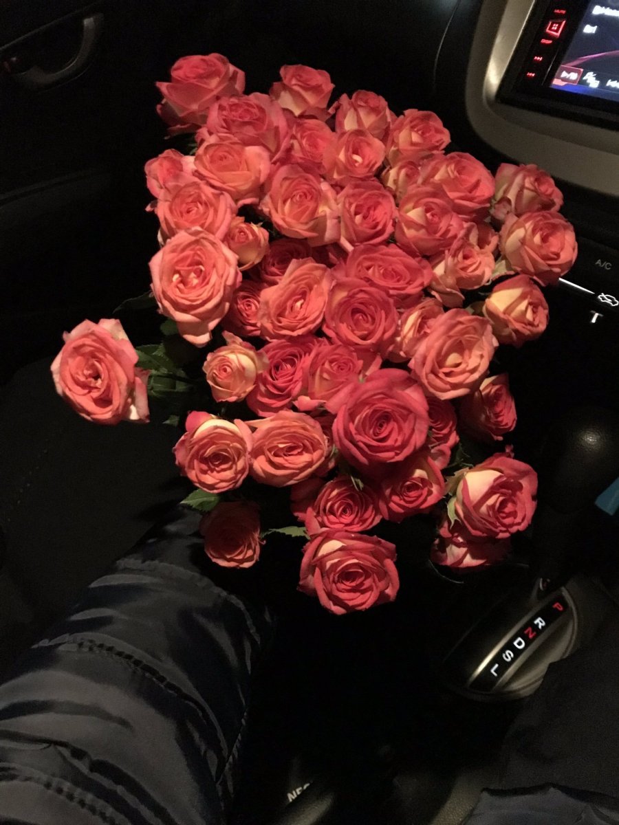 Букет роз в машине на сиденье