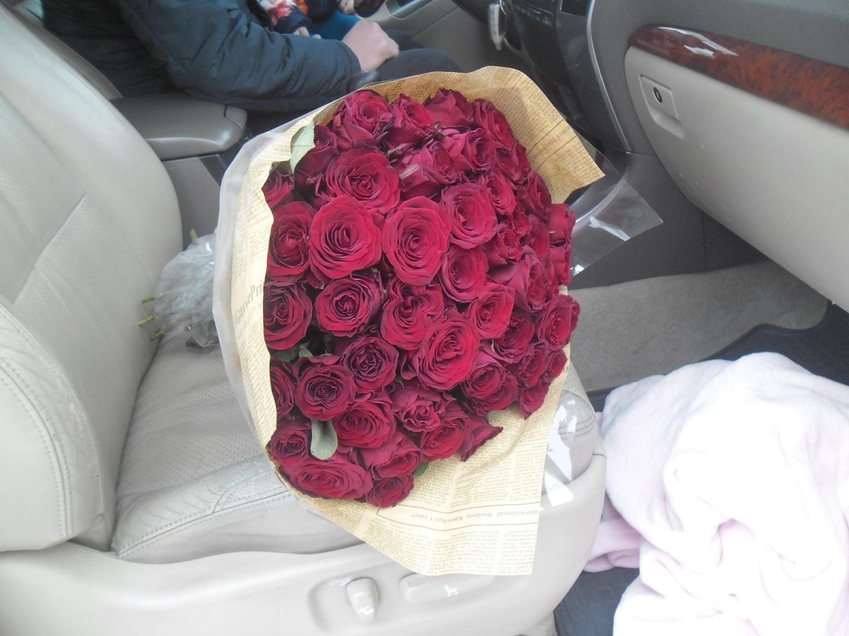 Розы в салоне машины