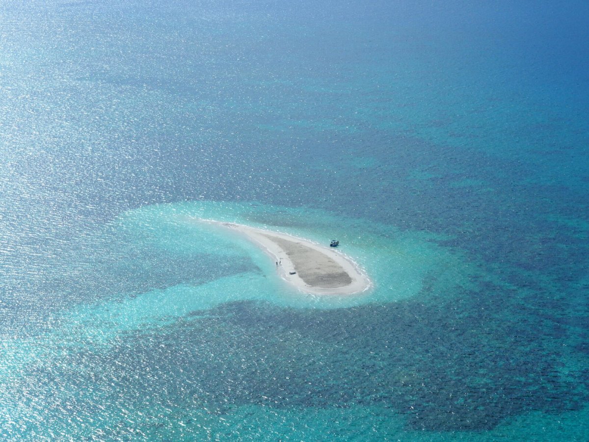 Фото песочного острова из воды