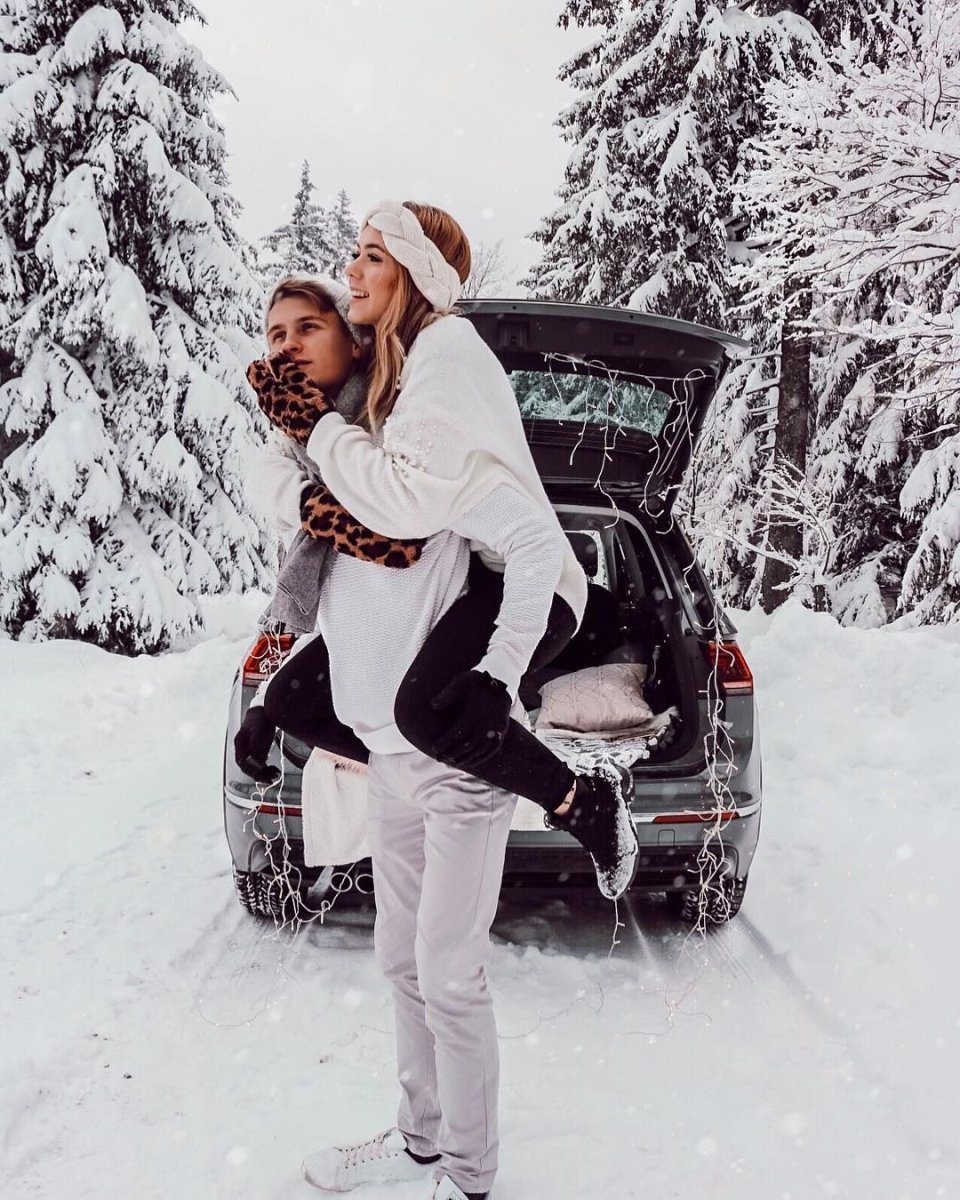 Зимняя фотосессия с машиной для пары
