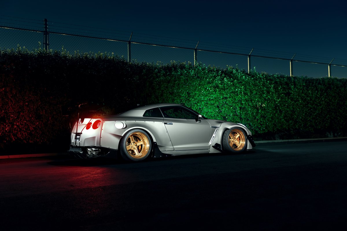 Машина Nissan GTR 4r