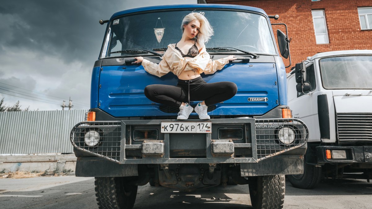 Грузовые авто и девушки