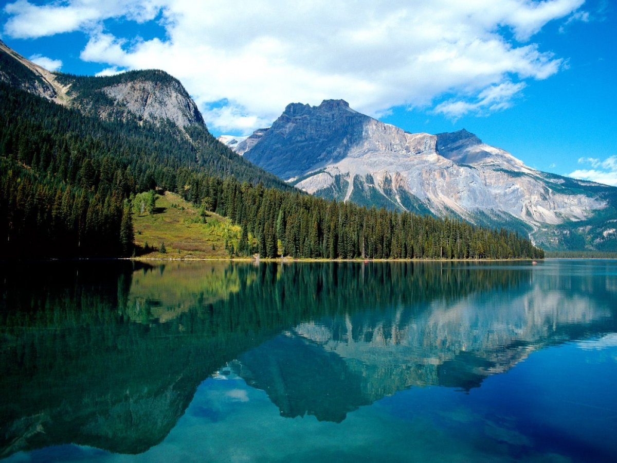 Кристально чистое озеро Хидден-Лейк. Штат Монтана, США.