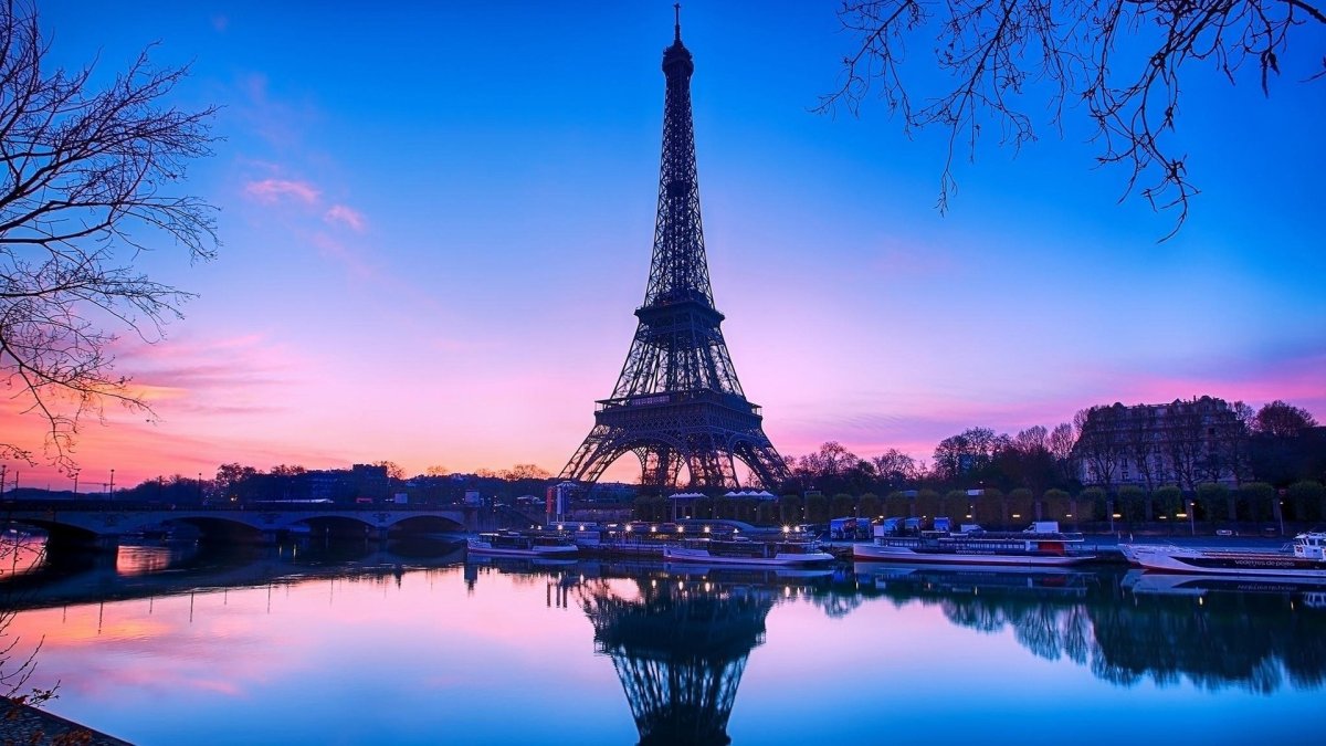 Эйфелева башня в Париже вечером