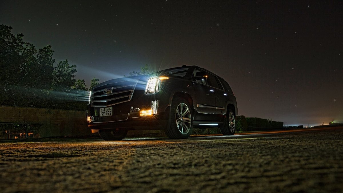 Черный Cadillac Escalade 2021 ночью