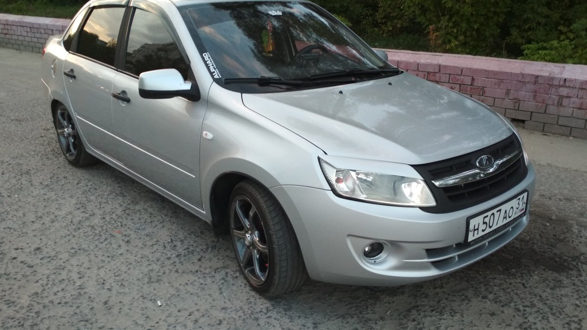 Lada Granta серебристая