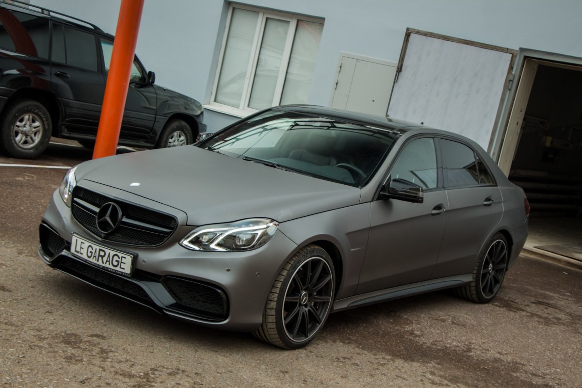 Mercedes e63 серый матовый