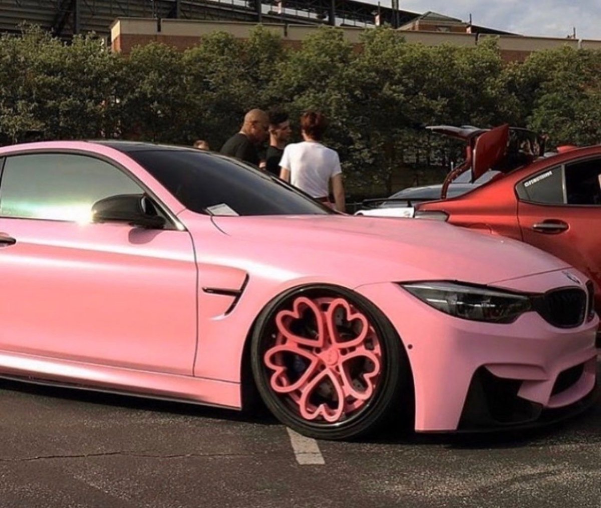 Крутая розовая машина